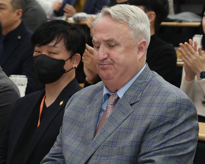 인요한 국민의힘 혁신위원장이 지난해 11월 4일 오후 부산 경성대 중앙도서관에서 열린 이준석 전 대표, 이언주 전 의원이 진행하는 '바보야 문제는 정치야 토크콘서트'에 참석해 있다. / 사진=뉴스1