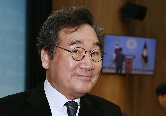 이낙연 새로운미래 대표 겸 인재위원장이 22일 오전 서울 여의도 국회 소통관에서 3차 영입인재 발표 기자회견을 마치고 회견장을 나서고 있다./ 사진=뉴스1