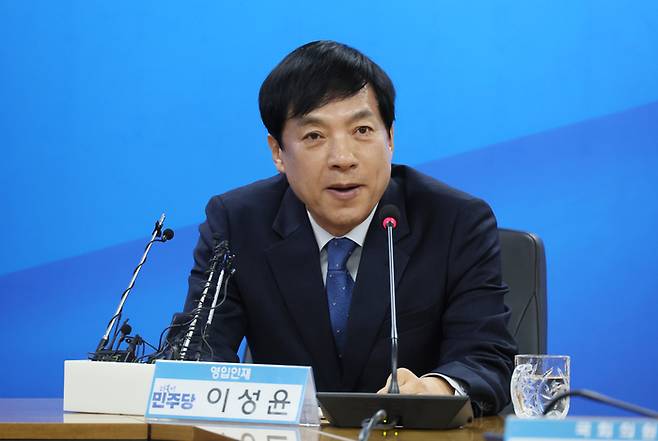 이성윤 법무연수원 연구위원 지난 23일 서울 여의도 더불어민주당 중앙당사에서 열린 인재영입식에서 이이 인사말을 하고 있다.