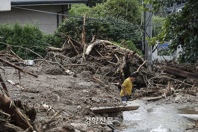 서울 등 중부지역에 내린 집중호우로 산사태가 발생했던 경기 광주 남한산성면 검복리마을이 2022년 8월 10일 토사와 나무로 뒤덮여 있다. 현재 검복리는 전기, 수도가 끊겨 있다./문재원 기자