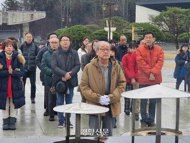 일제 강제동원 피해자들에 대한 인권유린 등을 고발하는 내용의 연극 <봉선화>의 대본을 쓰고 연출한 나카 토시오 감독 등 출연진이 25일 오전 광주광역시 북구  운정동 국립 5·18 민주묘지 내 추모탑에서 5월 영령들에 헌화·참배하고 있다. 고귀한 기자