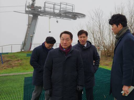 유정복 인천시장(가운데)이 22일 오후(현지시각) 덴마크 코펜하겐에 있는 자원순환센터(소각장) 지붕에 있는 인공 잔디 스키장 슬로프 정상을 둘러 보고 있다. 황남건기자