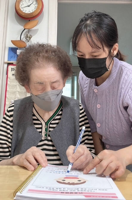 15년 전 베트남에서 건너와 한국에서 가정을 꾸리고 살고 있는 김희연씨가 요양보호사 일을 하는 모습. 본인 제공