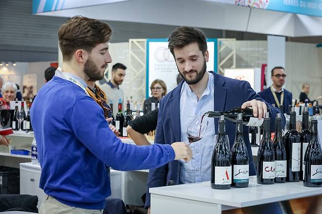 12일(현지시간) 파리에서 열린 비넥스포 현장에서 참가자들이 와인을 시음하고 있다. 비넥스포