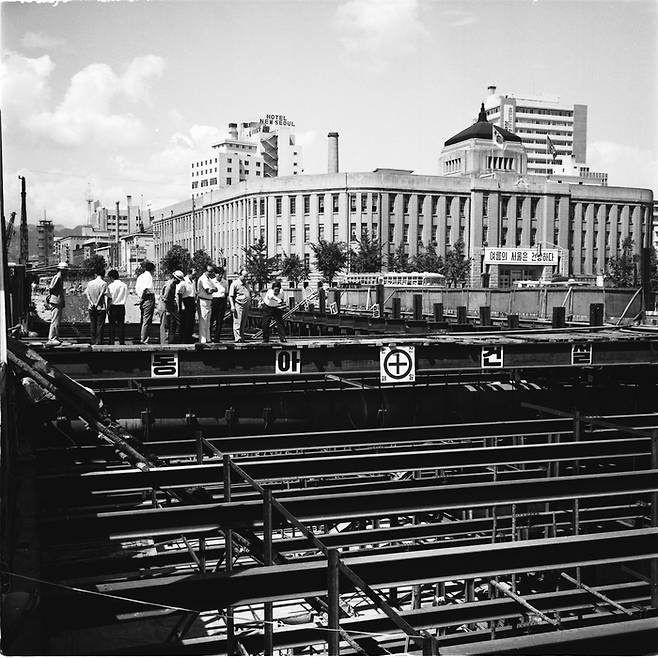 1971년 10월 대한문 앞에서 지하철 1호선 건설 공사가 진행되고 있다. [서울역사아카이브]