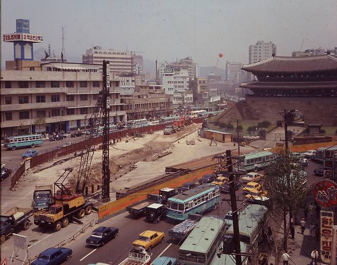 1971년 8월 숭례문 인근에서 지하철 1호선 건설 공사가 진행되고 있다. 서울시와 문화재위원회는 이 일대 공사로 심각한 갈등을 빚었는데, 숭례문이 훼손될지도 모른다는 우려 때문이었다. 긴 논쟁 끝에 문화공보부는 숭례문을 보호하기 위한 안전장치를 철저히 한다는 조건으로 노선 변경 없이 지하철 공사를 허가했다. [서울역사아카이브]
