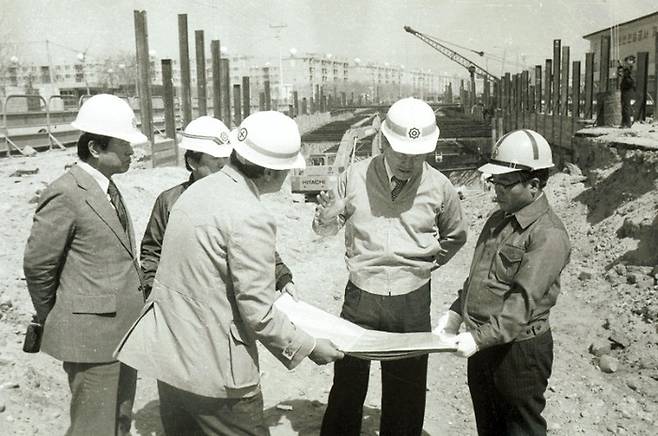 구자춘 서울시장(오른쪽 두번째)이 1978년 4월 서울 지하철 2호선 건설현장을 시찰하고 있다. [서울기록원]