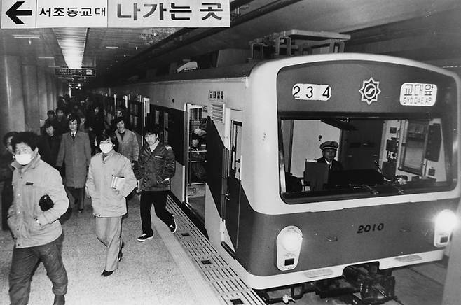 1983년 1월 서울 지하철 2호선 교대앞역에서 시민들이 하차하고 있다. [매경DB]