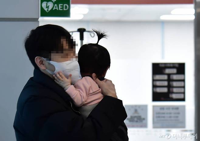 정부의 의대정원 증원을 반대하며 집단 사직을 시작한 전공의들의 근무지 이탈이 이틀째 이어져 '의료대란' 불안감이 커지고 있는 가운데 21일 서울 한 병원 응급센터 앞에서 부모와 자녀가 진료를 기다리고 있다.  현재 정부는 지금까지 전국 221개 전체 수련병원에서 절반에 가까운 전공의들이 사직서를 냄에 따라, 남은 절반 전공의들의 움직임에 촉각을 곤두세우며 비상진료대책에 매진하고 있다. /사진=임한별(머니S)