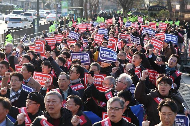 25일 서울 대한의사협회에서 '의대 정원 증원 저지를 위한 전국 의사 대표자 확대회의'를 마치고 대통령실 앞으로 행진해 온 대한의사협회 비상대책위원회와 전국 의사 대표들이 대통령실을 향해 함성을 외치고 있다./사진=뉴시스