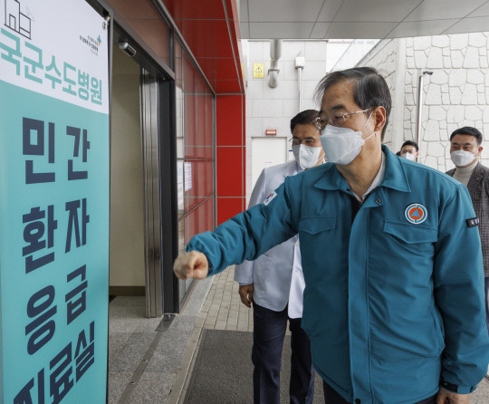 25일 오후 한덕수 국무총리가 일반인들에게 진료를 개방한 경기도 성남 국군수도병원을 찾아 현장 점검을 하고 있다. 연합뉴스