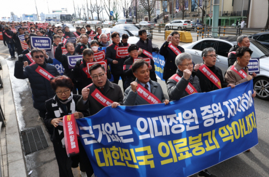 대한의사협회 의대정원 증원 저지 비상대책위원회가 25일 오후 서울 용산구 대한의사협회에서 ‘전국 의사 대표자 확대 회의 및 행진 행사’를 열고 대통령실 방향으로 행진하고 있다. 연합뉴스