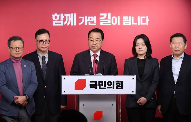 국민의힘 정영환 공천관리위원장과 위원들이 25일 여의도 당사에서 1차 공천 결과를 발표하고 있다. 연합뉴스