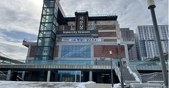 23일 오전 중고 가전 등을 판매하는 서울 종로구 세운상가의 모습.&nbsp; 김지호 기자