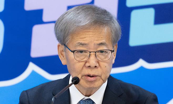 임혁백 더불어민주당 중앙당공직선거후보자추천관리위원장이 25일 서울 여의도 민주당 중앙당사에서 기자회견을 갖고 21개 선거구에 대한 공천 후보자 심사 결과를 발표하고 있다. 뉴스1