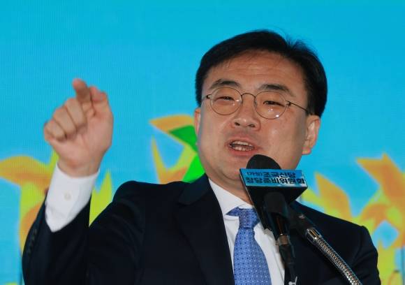 발언하는 신장식 변호사 - 25일 오전 서울 동작구의 한 영화관에서 열린 ‘조국신당 창당준비위원회 인재영입 발표식’에서 1호 영입인사로 선정된 신장식 변호사가 발언하고 있다. 2024.2.25  연합뉴스