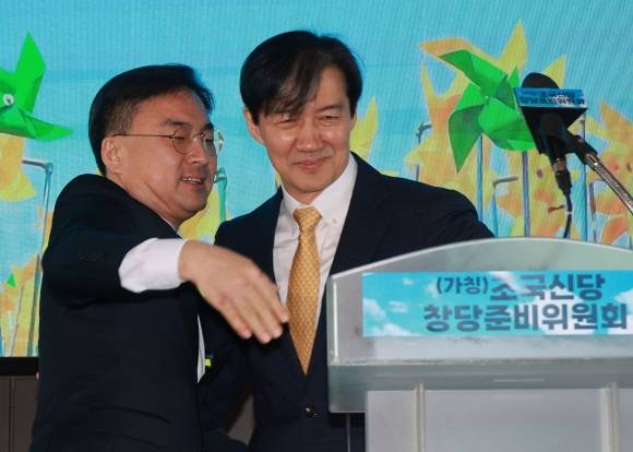 신장식 변호사와 포옹하는 조국 인재영입위원장 - 가칭 ‘조국신당’ 인재영입위원장을 맡은 조국 전 법무부 장관이 25일 오전 서울 동작구의 한 영화관에서 열린 ‘조국신당 창당준비위원회 인재영입 발표식’에서 1호 영입인사로 선정된 신장식 변호사와 포옹하고 있다. 2024.2.25  연합뉴스