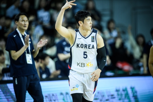 한국 남자농구 국가대표 변준형이 25일 원주종합체육관에서 열린 2025 국제농구연맹(FIBA) 아시아컵 예선 A조 2차전에서 태국과의 경기에서 3점슛을 넣고 세레머니하고 있다. 대한농구협회 제공