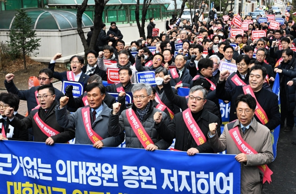 정부의 의과대학 입학 정원 확대 정책에 반대하는 대한의사협회(의협) 산하 전국 16개 시·도 의사들이 25일 서울 용산구 의협회관에서 용산 대통령실을 향해 행진하고 있다. 2024.2.25 홍윤기 기자