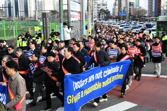 정부의 의과대학 입학 정원 확대 정책에 반대하는 대한의사협회(의협) 산하 전국 16개 시·도 의사들이 25일 서울 용산구 의협회관에서 용산 대통령실을 향해 행진하고 있다. 2024.2.25 홍윤기 기자