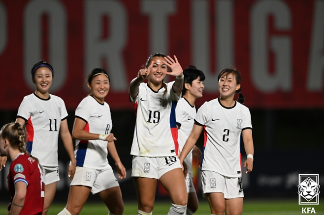 한국 여자 축구 대표팀 공격수 케이시 유진 페어(가운데)가 25일 포르투갈에서 열린 체코와의 친선경기에서 골을 넣은 뒤 세리머니를 하고 있다. 대한축구협회 제공