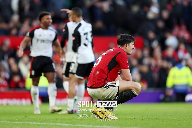 ▲ 맨체스터 유나이티드는 25일(한국시간) 영국 맨체스터 올드 트래포드에서 열린 풀럼과 2023-24시즌 잉글랜드 프리미어리그 26라운드에서 1-2로 졌다. 21년 만에 홈에서 풀럼에 승점을 내준 맨체스터 유나이티드는 프리미어리그 6위(14승 2무 10패, 승점 44점)를 유지하면서 토트넘 홋스퍼(승점 47점) 추격을 다음으로 미루게 됐다