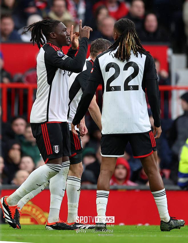 ▲ 맨체스터 유나이티드는 25일(한국시간) 영국 맨체스터 올드 트래포드에서 열린 풀럼과 2023-24시즌 잉글랜드 프리미어리그 26라운드에서 1-2로 졌다. 21년 만에 홈에서 풀럼에 승점을 내준 맨체스터 유나이티드는 프리미어리그 6위(14승 2무 10패, 승점 44점)를 유지하면서 토트넘 홋스퍼(승점 47점) 추격을 다음으로 미루게 됐다