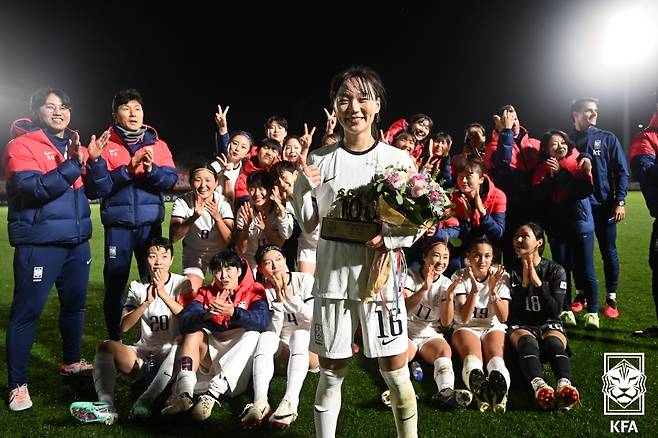 A매치 100경기 기념패를 받은 장슬기(가운데). /사진제공=대한축구협회(KFA)