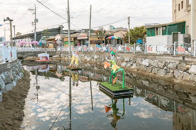 국밥거리의 모습. 화단과 쉼터 벤치가 곳곳에 조성되어 있다