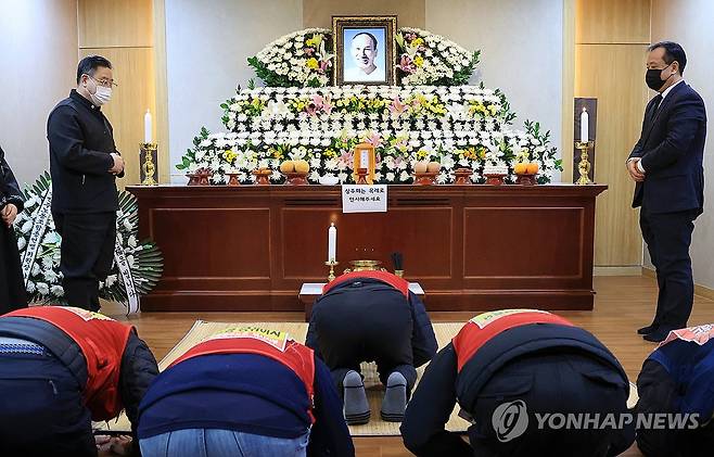 서울대병원 장례식장에 마련된 택시기사 방영환 씨 빈소 (서울=연합뉴스) 신현우 기자 = 25일 서울 종로구 서울대병원 장례식장에 마련된 택시기사 방영환 씨 빈소에서 공공운수노조 조합원 등 관계자들이 조문하고 있다. 방씨는 지난해 9월 26일 완전월급제 시행 등을 요구하며 분신을 시도하고 열흘 뒤인 10월 6일 숨졌다. 2024.2.25 nowwego@yna.co.kr