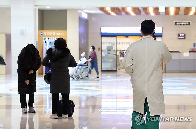 계속되는 의료공백 (서울=연합뉴스) 김성민 기자 = 정부의 의대 정원 증원 정책에 반발한 전공의들이 집단 행동을 이어가고 있는 25일 오전 서울 시내 한 대형병원에서 의료진이 이동하고 있다. 2024.2.25 ksm7976@yna.co.kr