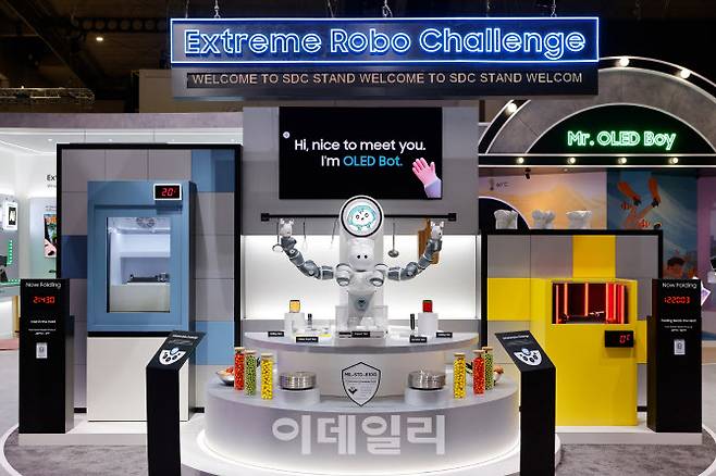 ‘MWC 2024’ 삼성디스플레이 부스에서 로봇이 직접 패널의 내구성을 테스트하는 모습. (사진=삼성디스플레이)