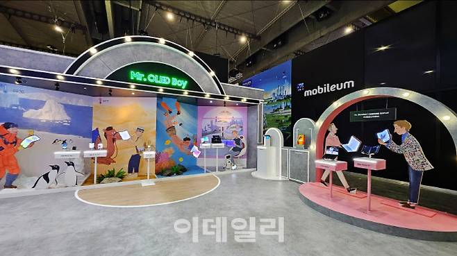 ‘MWC 2024’에서 삼성디스플레이와 패션 일러스트레이터 페이 왕과 협업해 선보인 ‘Mr. OLED Boy’ (사진=삼성디스플레이)