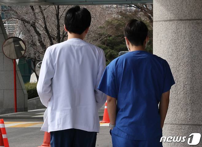 의대증원에 반발한 전공의들의 진료 거부 이후 첫 주말을 맞은 24일 오전 서울의 한 대학병원에서 의료진들이 이동하고 있다. 2024.2.24/뉴스1 ⓒ News1 장수영 기자