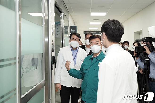 신상진 성남시장(녹색 상의)이 26일 성남시의료원을 방문해 비상진료체계를 점검하고 있다.(성남시 제공)