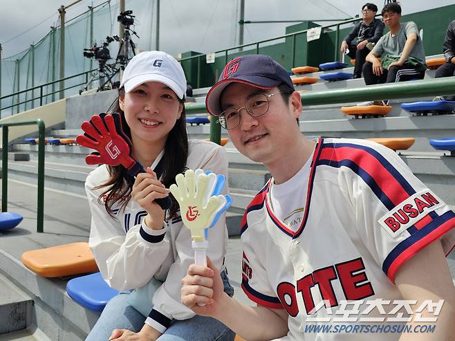 도쿄에 사는 김혜경(왼쪽) 김동헌 부부는 롯데 전지훈련을 보기 위해 오키나와를 찾았다. 짝짝이 등 응원 도구와 유니폼으로 가득한 응원전용 캐리어가 따로 있을 정도의 '찐팬'들이다. 김영록 기자