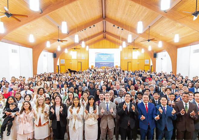 미국 CA 샌디에이고 하나님의 교회 신자들이 유월절을 지키고 환하게 웃고 있다.