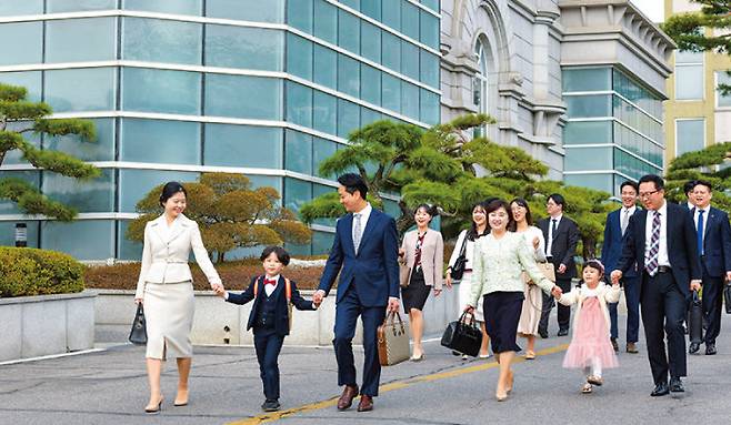 경기 성남 분당구의 새예루살렘 이매성전에서 열린 유월절에 여러 가족들이 참석하고 있다.