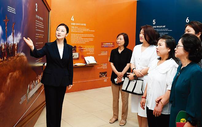 기획 전시에서 예수의 십자가 희생과 새 언약 유월절의 관계에 대해 도슨트의 설명을 듣는 관객들.