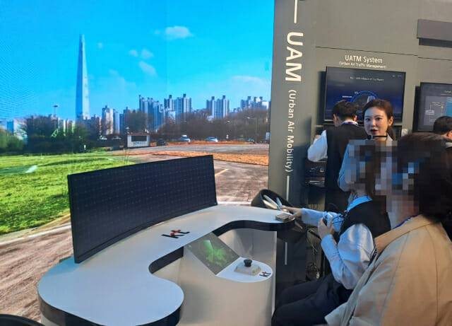 KT가 26일 개막한 MWC24 피라그란비아 4홀 전시장에 UAM 체험공간을 마련했다.