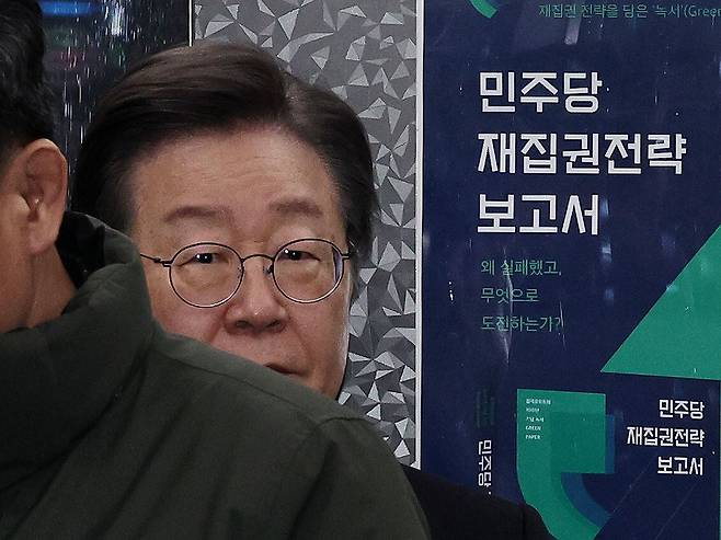 이재명 더불어민주당 대표가 25일 오후 비공개 최고위원회의를 주재하기 위해 서울 여의도 중앙당사에 들어서고 있다. 2024.2.25/뉴스1