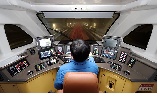 23일 서울 강남구 수서역에서 기관사가 수도권 광역급행철도(GTX)-A 수서-동탄구간 영업시운전을 실시하고 있다. /연합뉴스