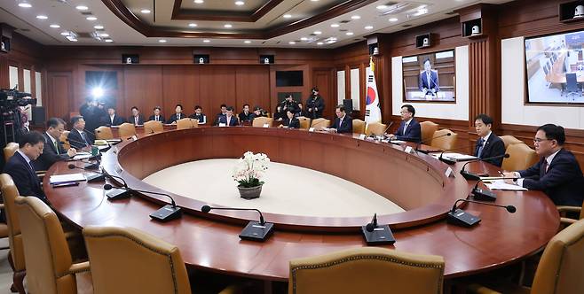 최상목 경제부총리 겸 기획재정부 장관이 26일 서울 종로구 정부서울청사에서 열린 비상경제장관회의에서 모두발언을 하고 있다. /뉴스1