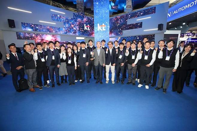 김영섭 대표가 바르셀로나에서 개최된 MWC 2024 현장을 찾아 임직원들과 함께 기념촬영을 하고 있다.ⓒKT