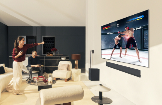 LG전자 모델들이 2024년형 LG 올레드 TV로 콘텐츠를 즐기고 있다. LG전자 제공