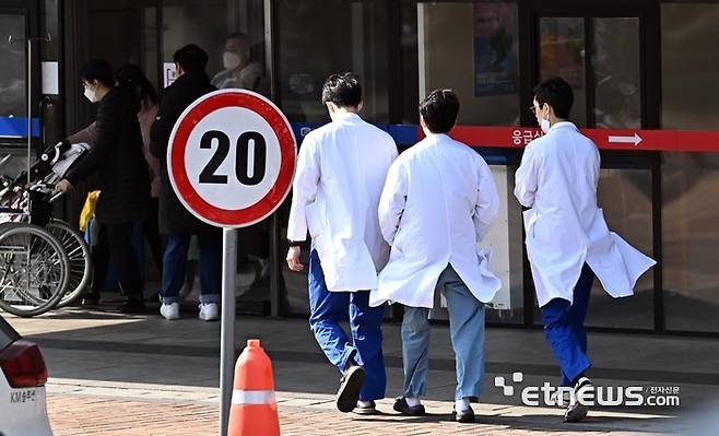 13일 서울 시내의 한 대학병원에서 의료진이 이동하고 있다. 이동근기자 foto@etnews.com