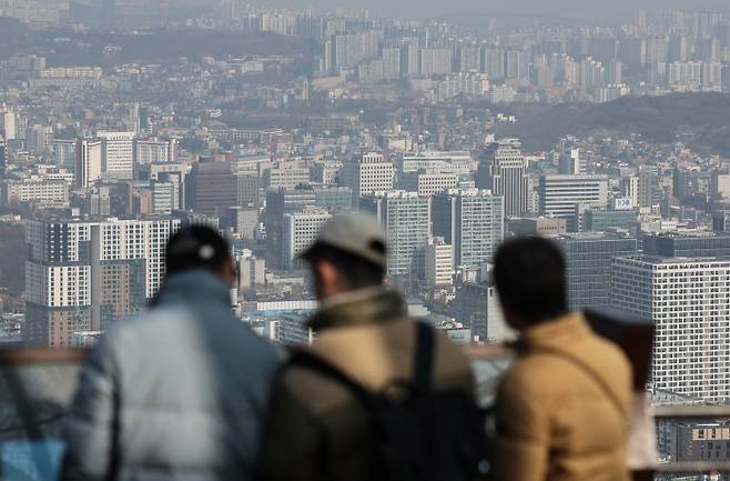 영끌(영혼까지 끌어 대출) 대표 지역으로 꼽혔던 서울 노도강(노원·도봉·강북구) 아파트값이 하락하면서 거래 절벽마저 이어지고 있다. 서울 용산구 남산타워에서 바라본 아파트 단지. 사진=뉴스1화상