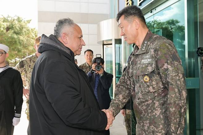 최성혁 해군작전사령관이 26일 부산 남구 해군작전사령부를 방문한 카를로스 델 토로 미국 해군성 장관과 만나 악수를 하고 있다. 해군작전사령부 제공