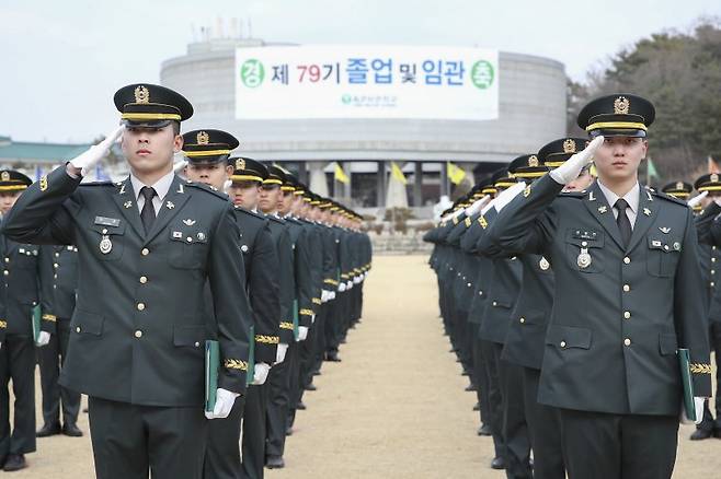 군사관학교 79기 신임 장교들이 3일 서울 노원구 육군사관학교에서 열린 '육군사관학교 79기 졸업 및 임관식'에서 이종섭 국방부 장관에게 경례를 하고 있다. 사진= 육군사관학교 제공