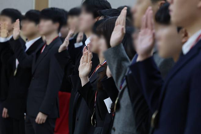 지난 23일 오전 광주 동구 학동 전남대학교 의과대학 명학회관에서 열린 학위수여식에서 졸업생들이 히포크라테스 선서를 하고 있다. 연합뉴스